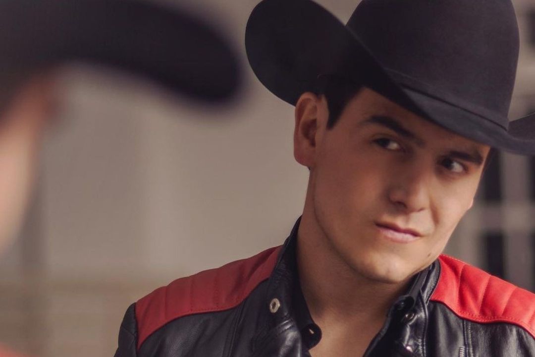 Julián Figueroa tuvo siete hermanos, fruto de las diferentes relaciones de su padre, Joan Sebastian
