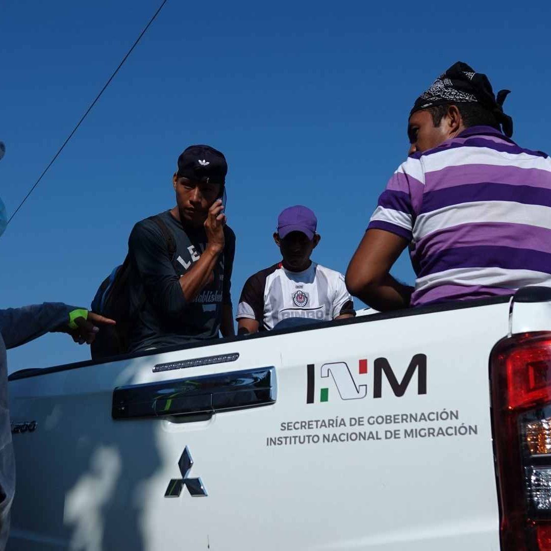 Migrantes son trasladados a estacion en Oaxaca.