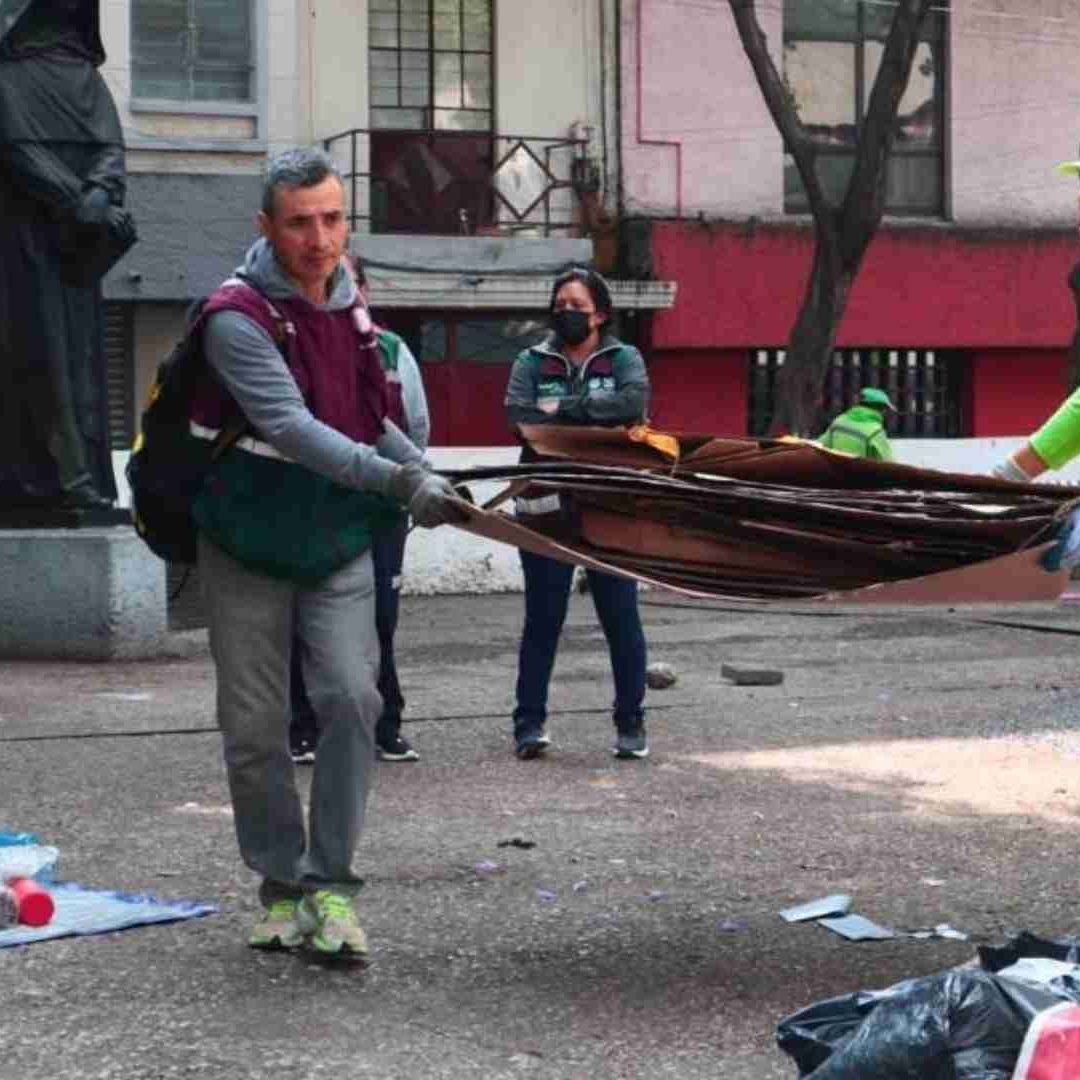 Limpian Plaza Giordano Bruno después de trasladar migrantes a albergue de Tláhuac