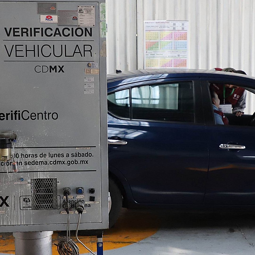 Automovilistas realizan la verificación vehicular en diciembre 2024 en CDMX. Foto: Cuartoscuro | Archivo