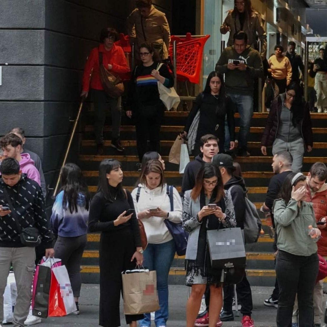 Personas realizan compras navideñas en un centro comercial
