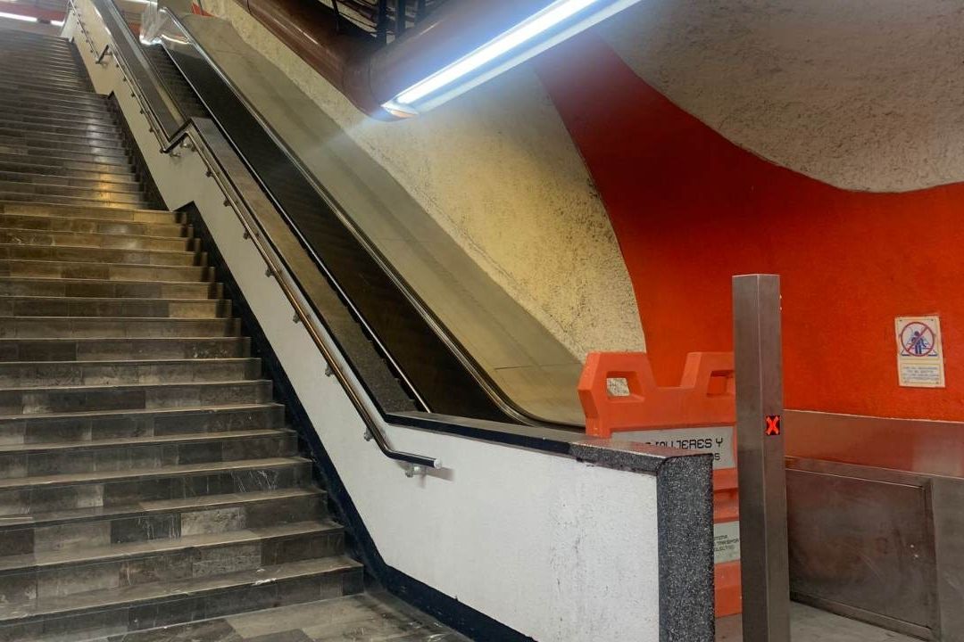 Metro CDMX: Cortan banda de escaleras electricas en Tacubaya