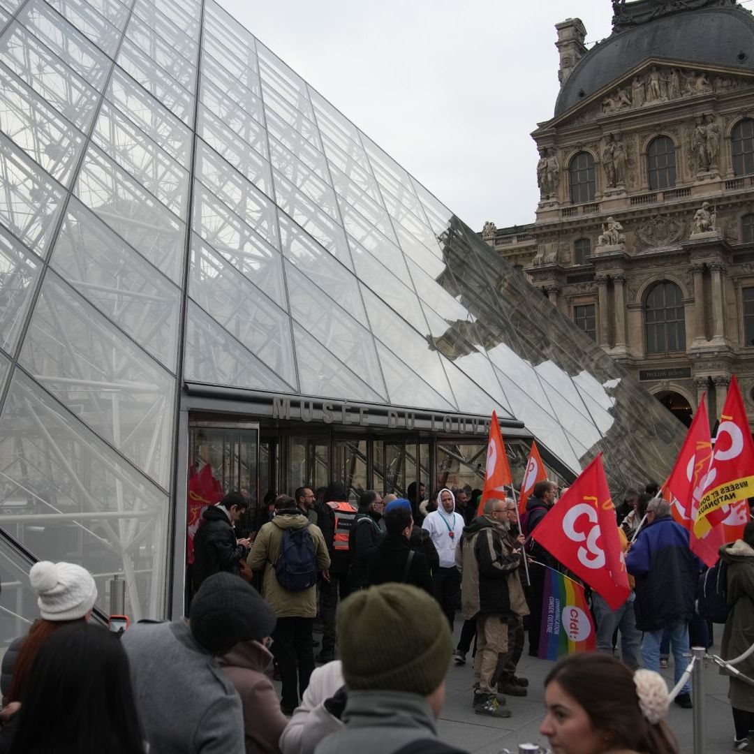 Huelga en el Louvre: Trabajadores Extienden Paro y Cierre del Museo.