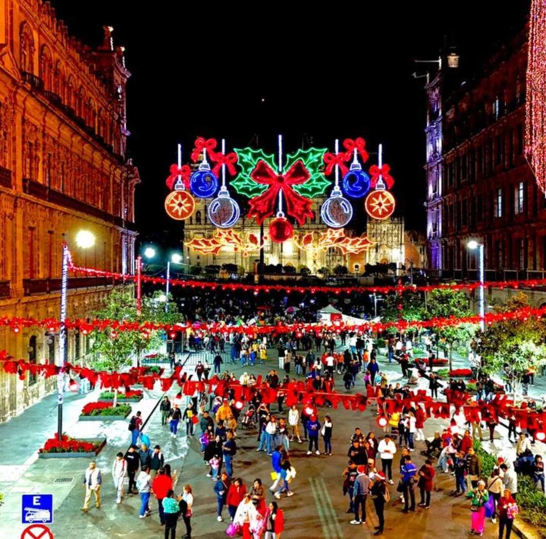 Moños y Nochebuenas "Iluminan" Alumbrado Navideño en el Zócalo este 2025: Así Encienden las Luces de CDMX