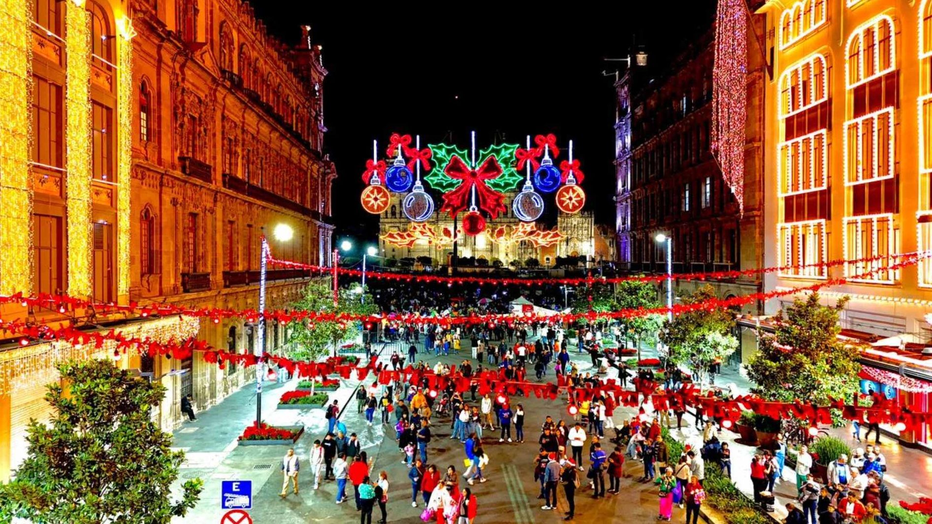 Moños y Nochebuenas "Iluminan" Alumbrado Navideño en el Zócalo este 2025: Así Encienden las Luces de CDMX