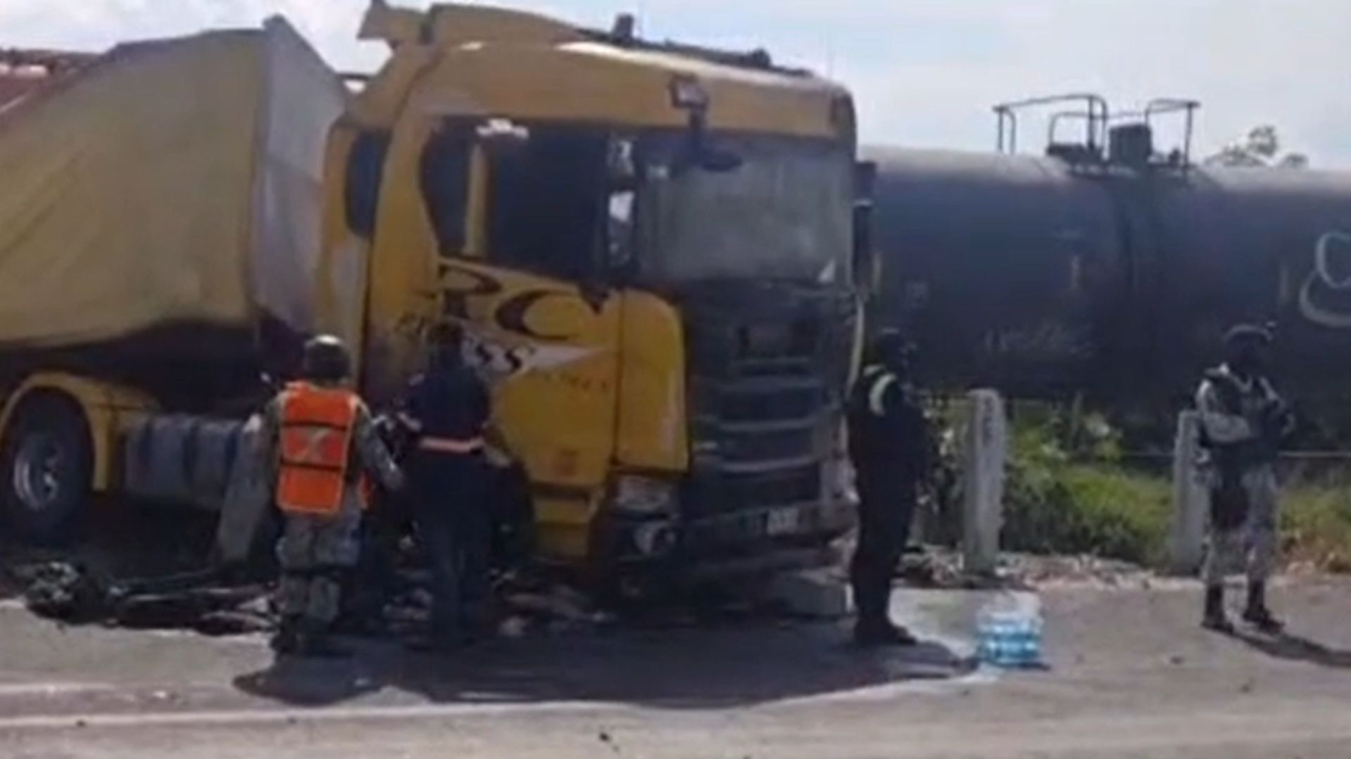 Un Tráiler fue Impactado por el Tren en Celaya, Guanajuato Cuando Quería Ganarle el Paso; Conductor Sobrevive. Foto: N+