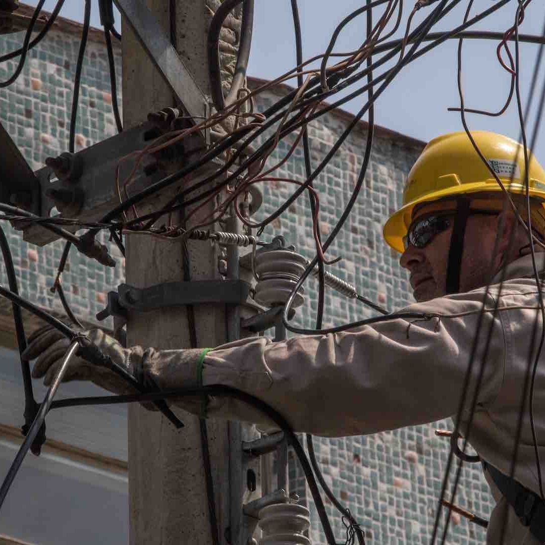 El cambio de nombre en el recibo de luz se hace de manera presencial en Centros de Atención