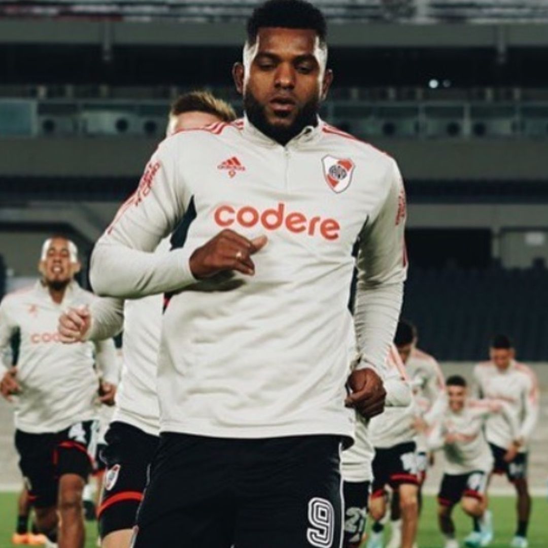 Miguel Borja jugaba para el River Plate, pero acaba de concluir su contrato y busca nuevos horizontes.