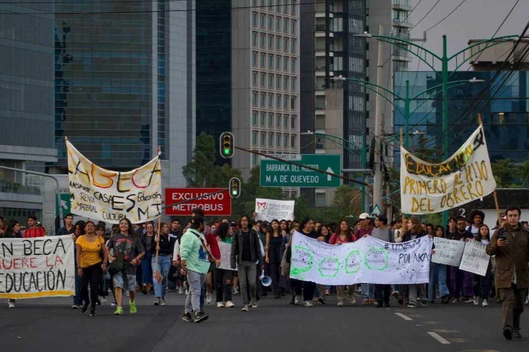 Estudiantes de la UNAM, durante bloqueo en Insurgentes Sur y Eje 10 Sur, por presunto retiro de becas