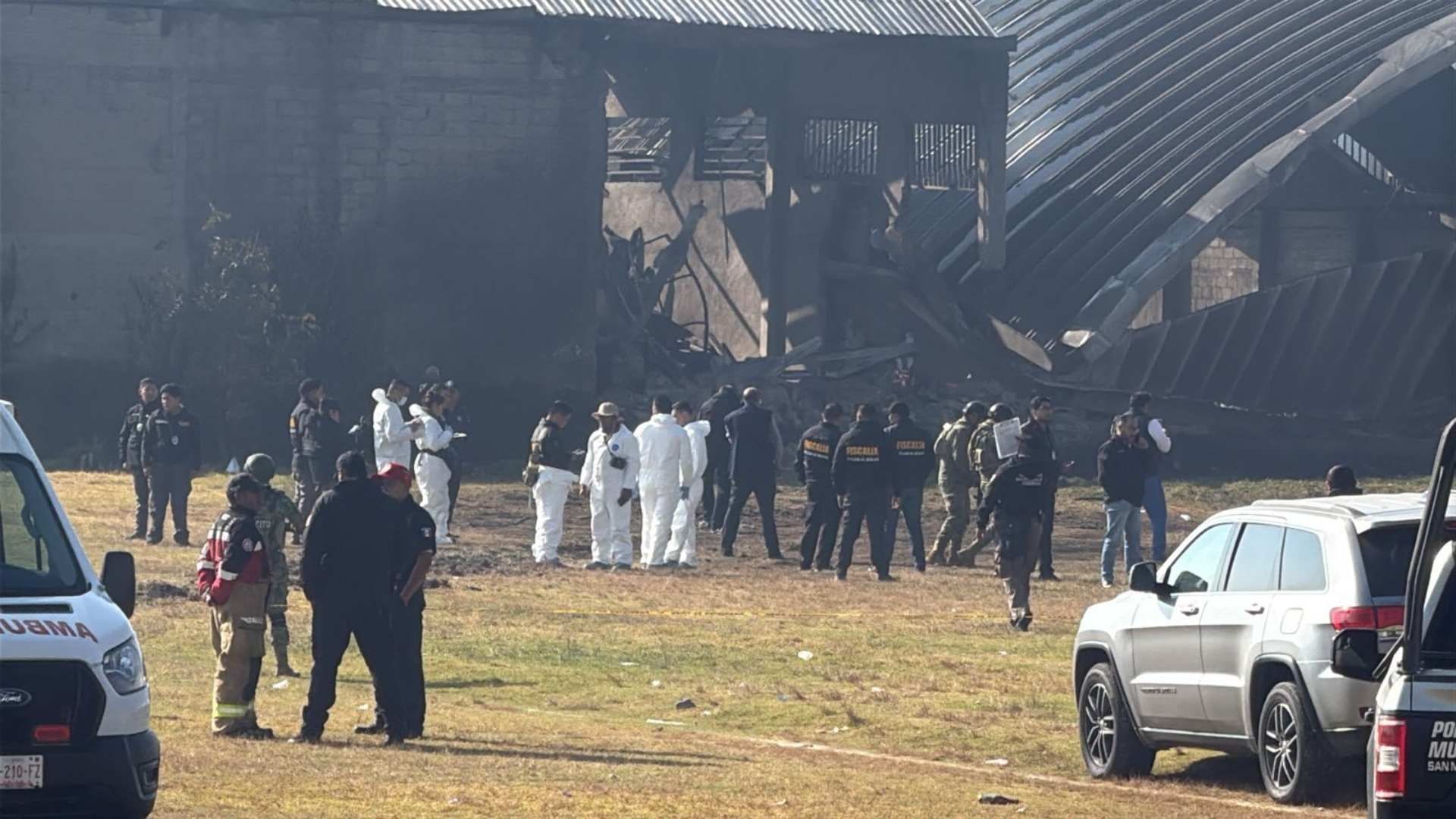 Trabajos en la zona donde se desplomó una avioneta en Toluca