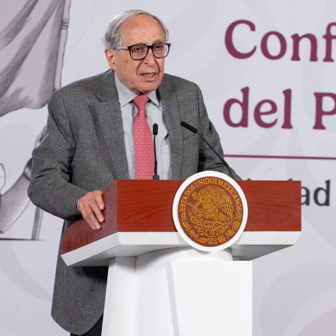 Dos personas enfrente de una conferencia.