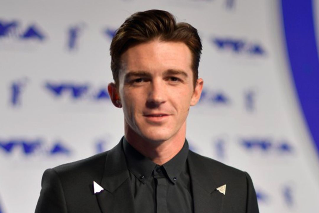 Drake Bell, que fue reportado como desaparecido, durante un evento