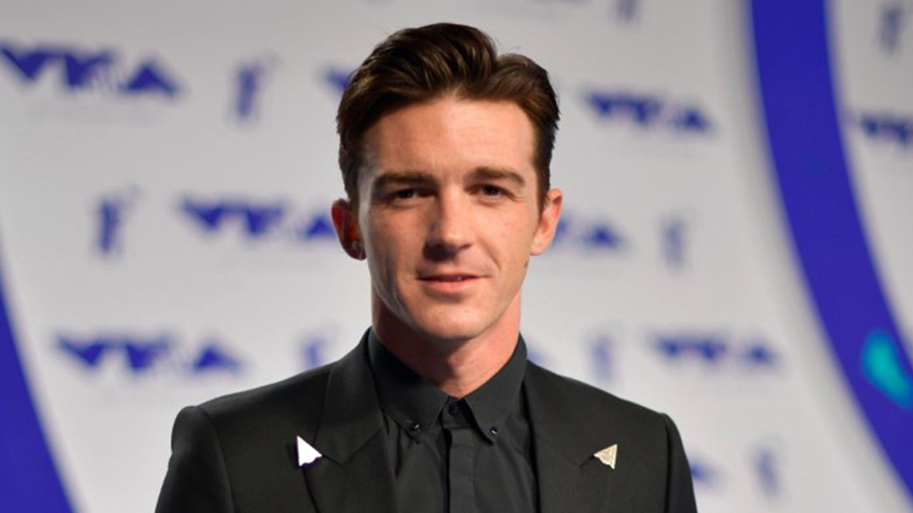 Drake Bell, que fue reportado como desaparecido, durante un evento