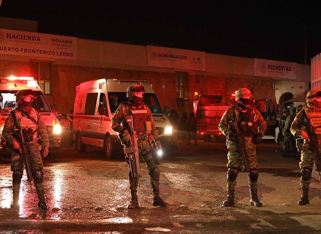 Militares vigilan la estación migratoria de Ciudad Juárez.