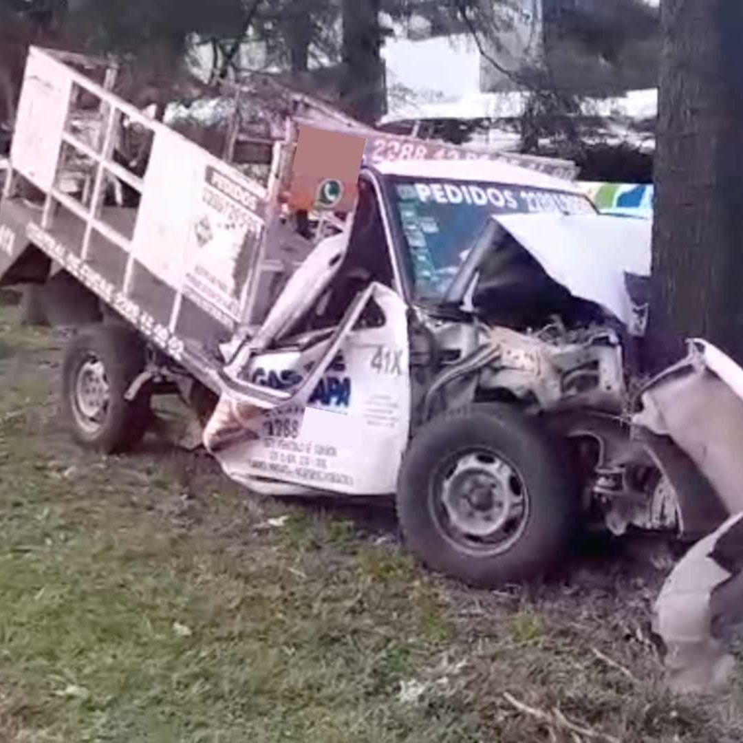 Chofer de Camioneta de Gas Choca Contra un Árbol en Las Trancas Xalapa Veracruz