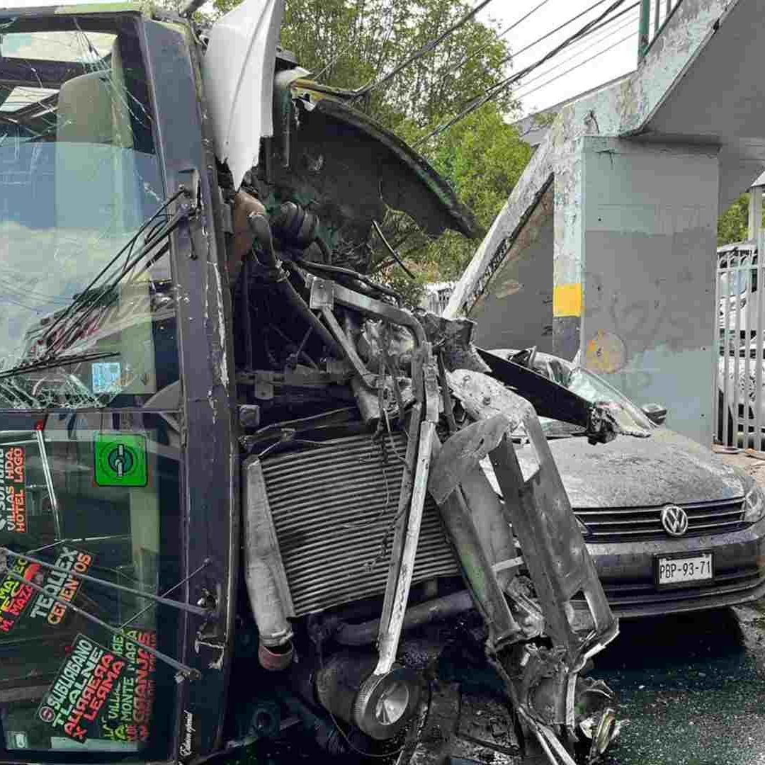Camión queda volcado tras aplastar auto en Tlalnepantla