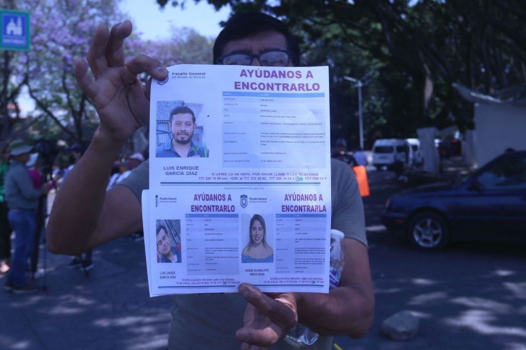 Familiares y amigos de los hermanos Luis Enrique y Luis Javier García Díaz y Noemi Guadalupe Arias Sosa