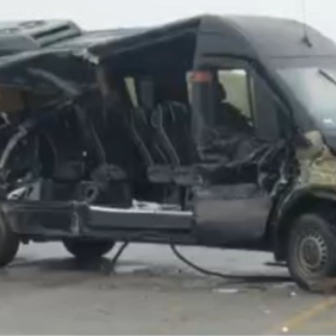 Camión de personal dañado tras choque