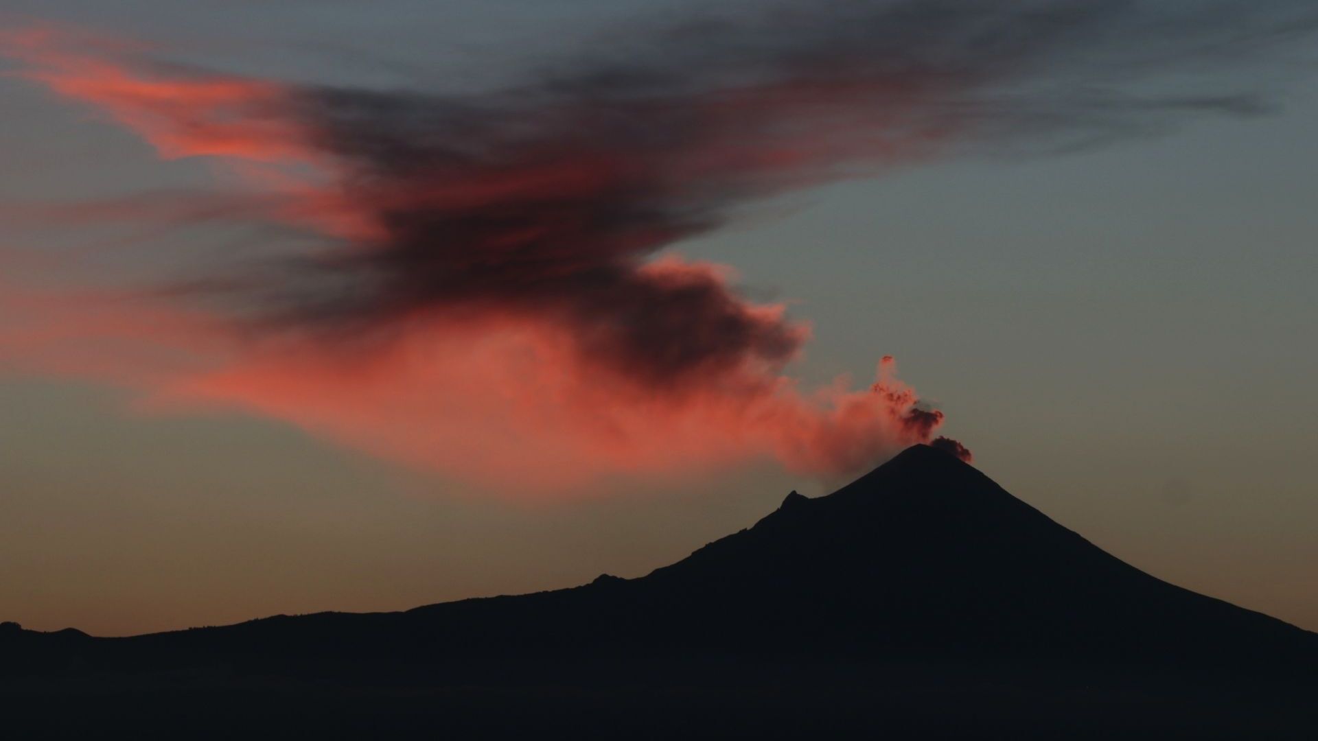 Vista panorámica del Popocatépetl, durante el amanecer
