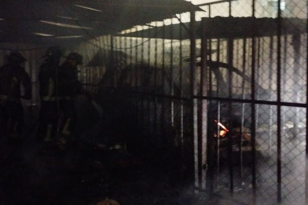 Los autos estaban dentro de jaulas de metal cuando inició el incendio.