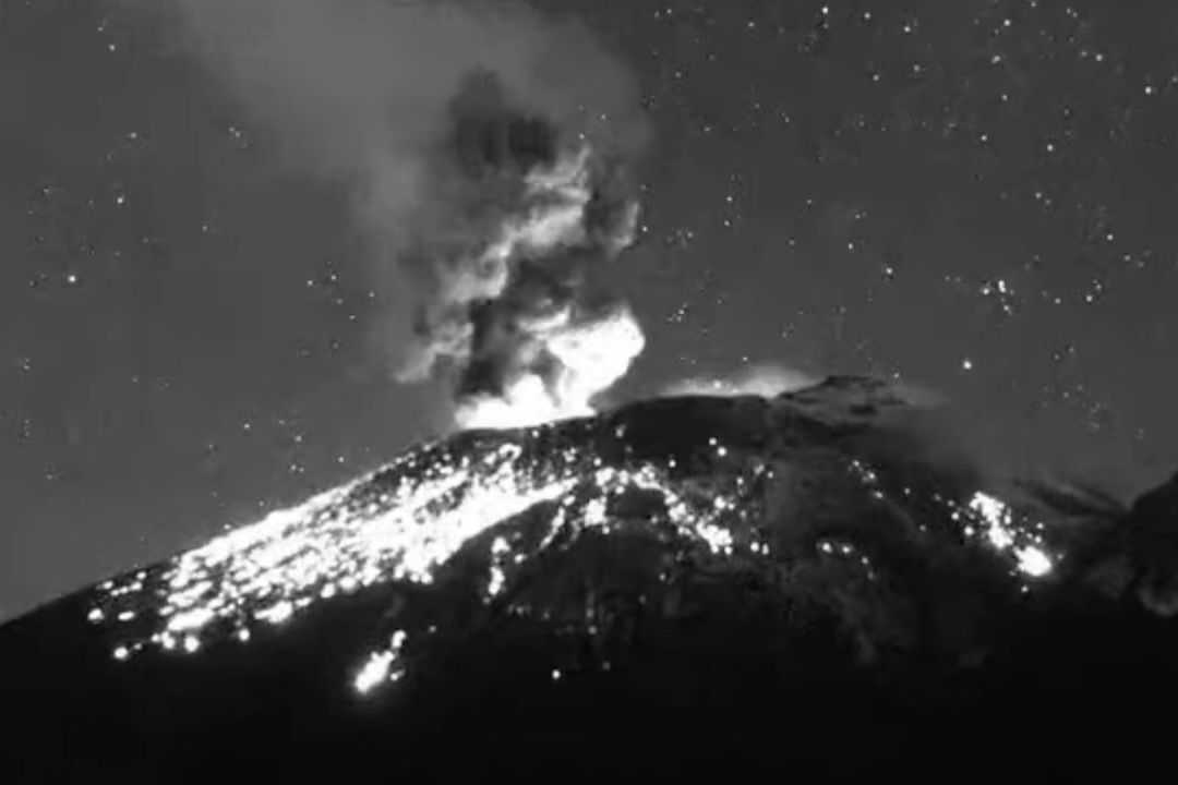 Explosiones en el Volcán Popocatépetl hoy 14 de abril de 2023.