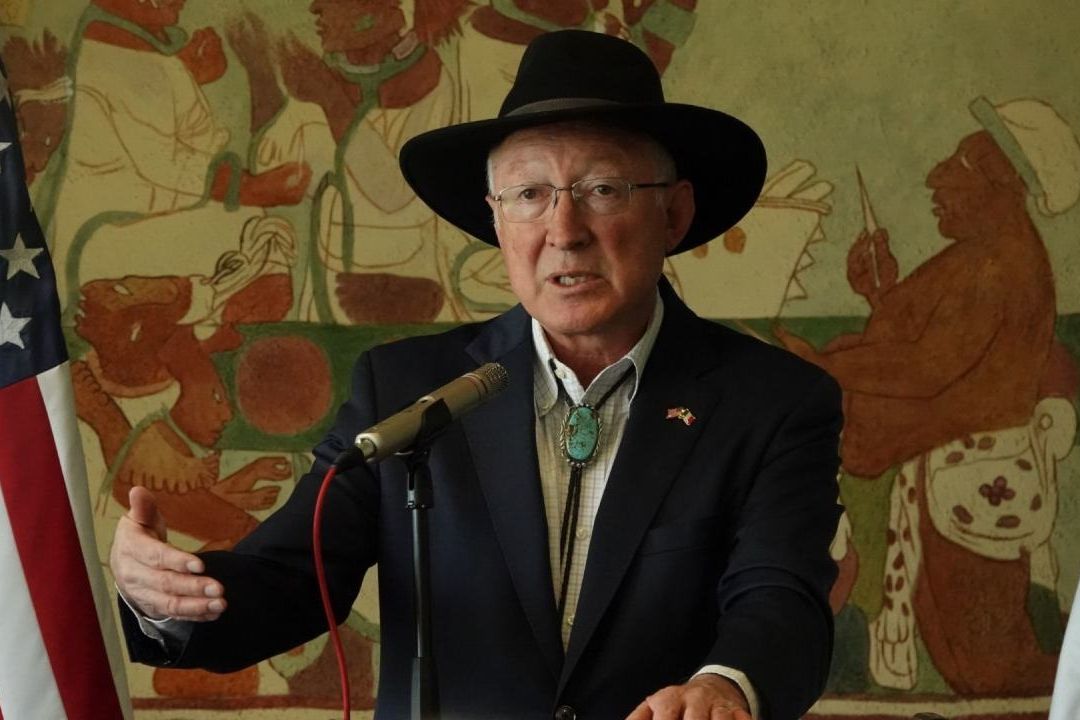 Ken Salazar habla sobre la extradición de Ovidio Guzmán