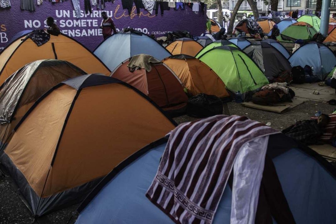 La Comisión Mexicana de Ayuda a Refugiados (Comar), encargada de tramitar las tarjetas humanitarias, lleva retraso en más de 100,000 casos