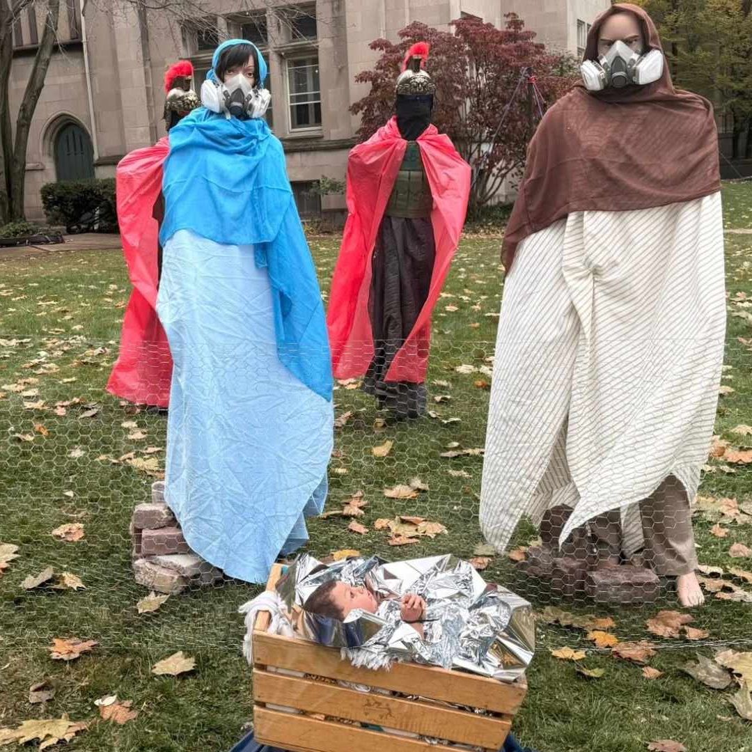 El niño Jesús tiene las manos atadas, mientras que sus padres son rodeados por centuriones con uniformes del ICE.