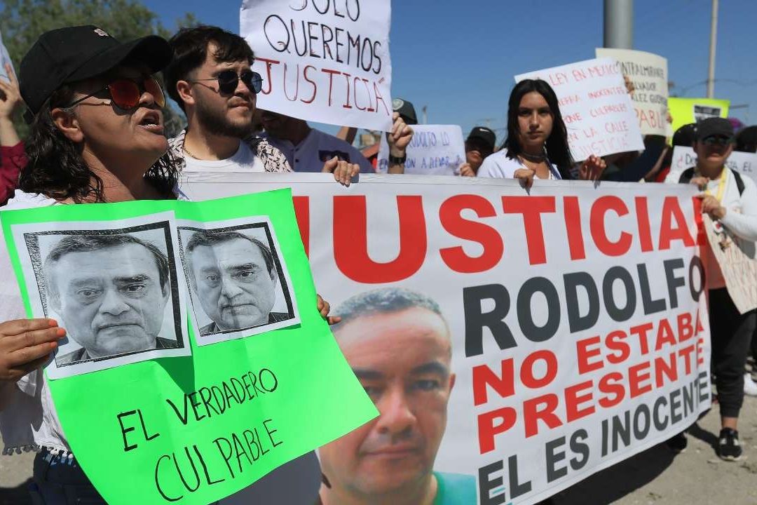 Exigen liberar a agente detenido por muerte de migrantes