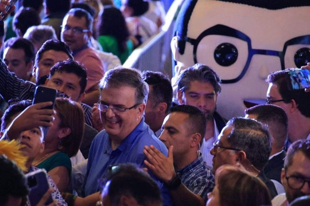 En el encuentro afirmó que él va adelante en las encuestas en la búsqueda por la candidatura presidencial de Morena