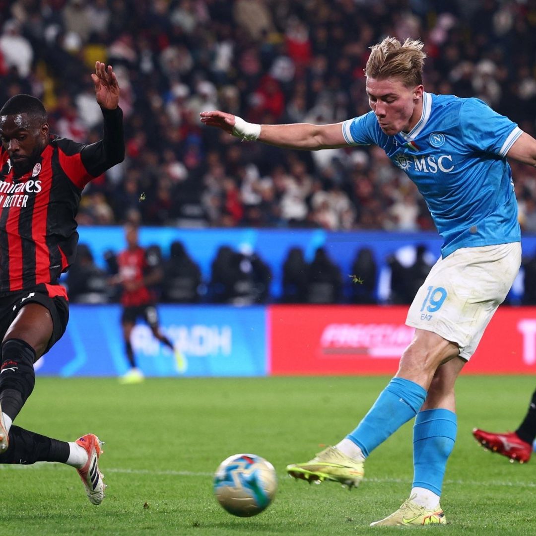 El delantero danés Hojlund, del Napoli, fue una pesadilla para los defensores del Milán en la Supercopa de Italia.