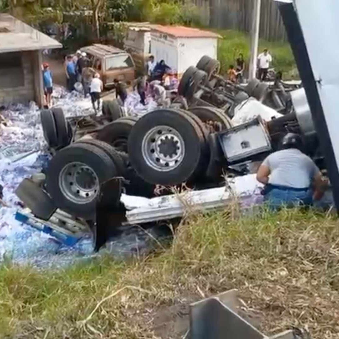 Vuelca Tráiler Cargado de Botellas de Agua en Autopista Puebla Veracruz Personas Roban la Carga