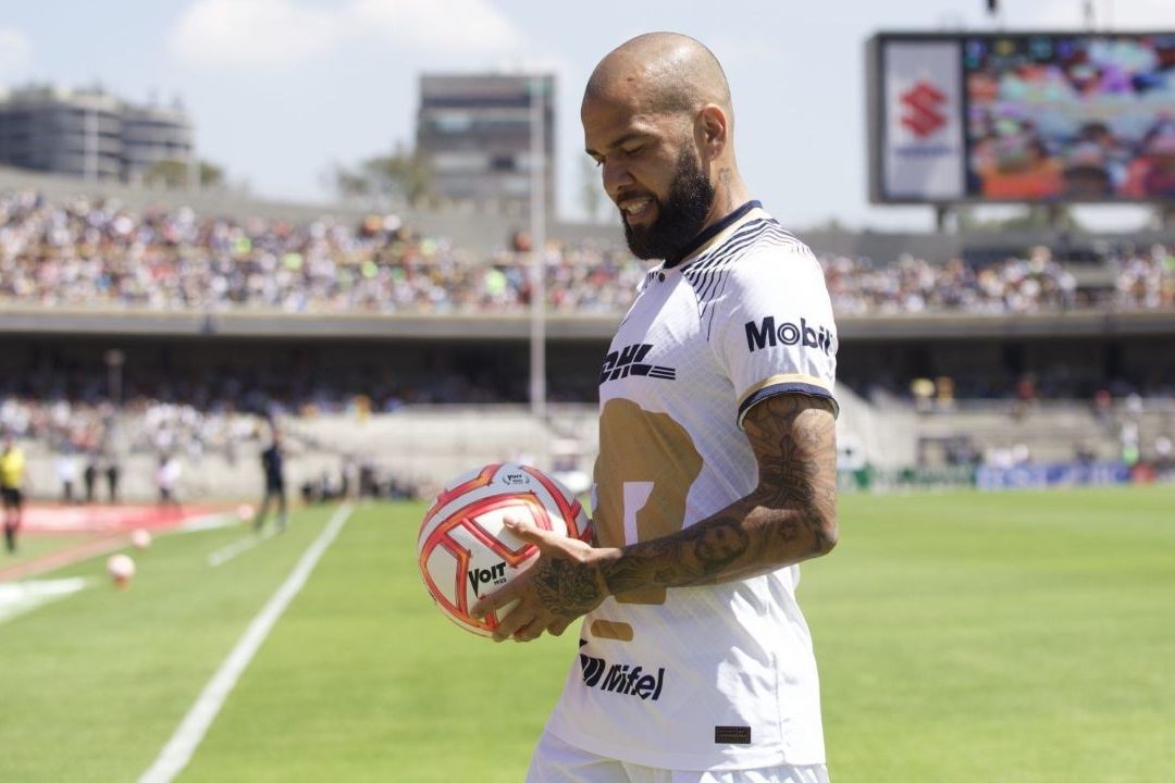 El futbolista Dani Alves reconoció que mantuvo relaciones sexuales consensuadas con la joven que lo denunció por violarla en una discoteca en Barcelona