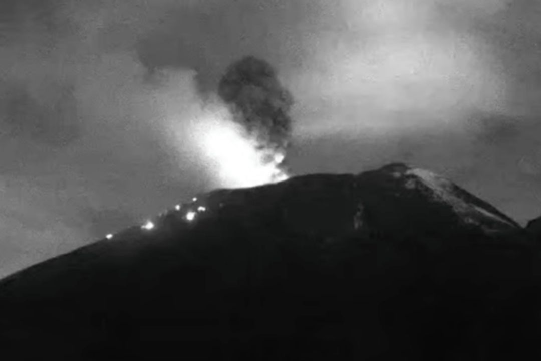 Popocatépetl registra actividad que incluye "lanzamiento de material incandescente", fumarolas y caída de cenizas.