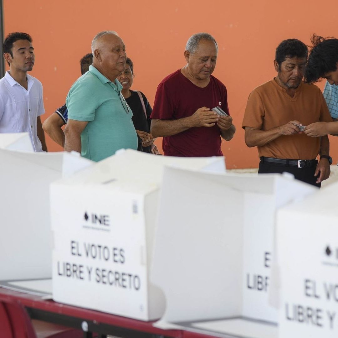 Personas votando.