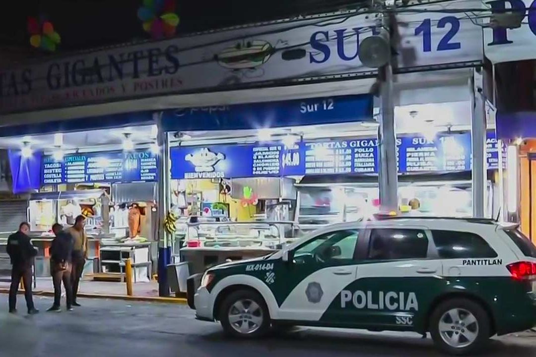 Policías resguardan el local de Tortas Gigantes Sur 12 tras la balacera