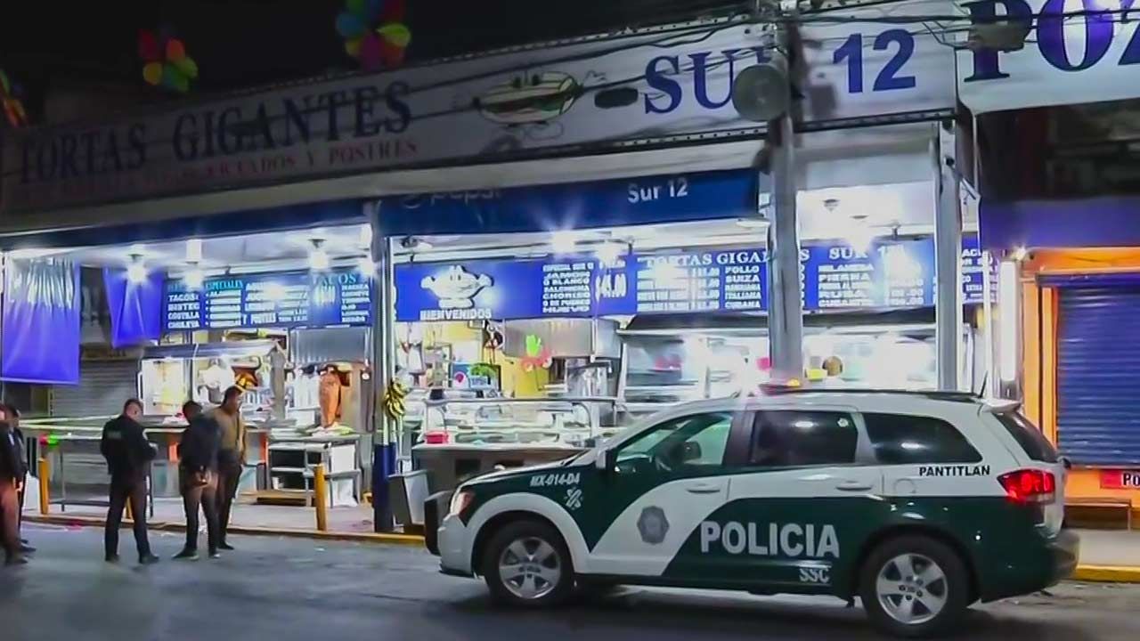 Policías resguardan el local de Tortas Gigantes Sur 12 tras la balacera
