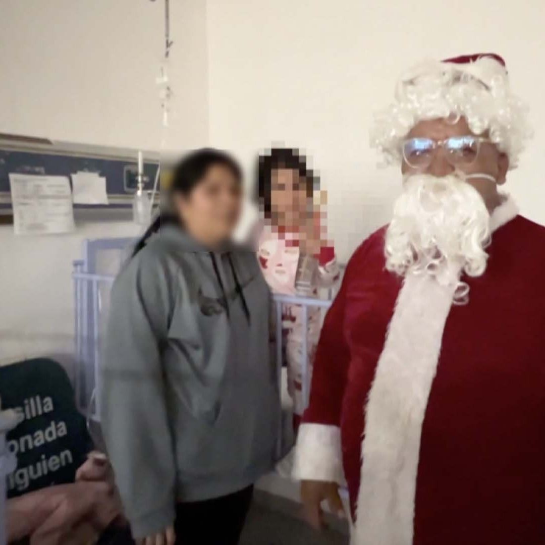 Santa Claus de Reynosa Prepara Entrega de Juguetes a Niños Hospitalizados; Un Elote por Juguete