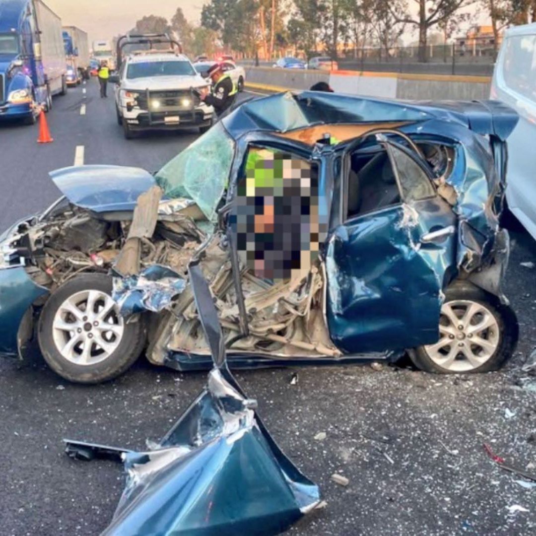 Accidente Tráiler March Camioneta y Más Vehículos en Autopista México-Puebla Frente Los Cochinitos