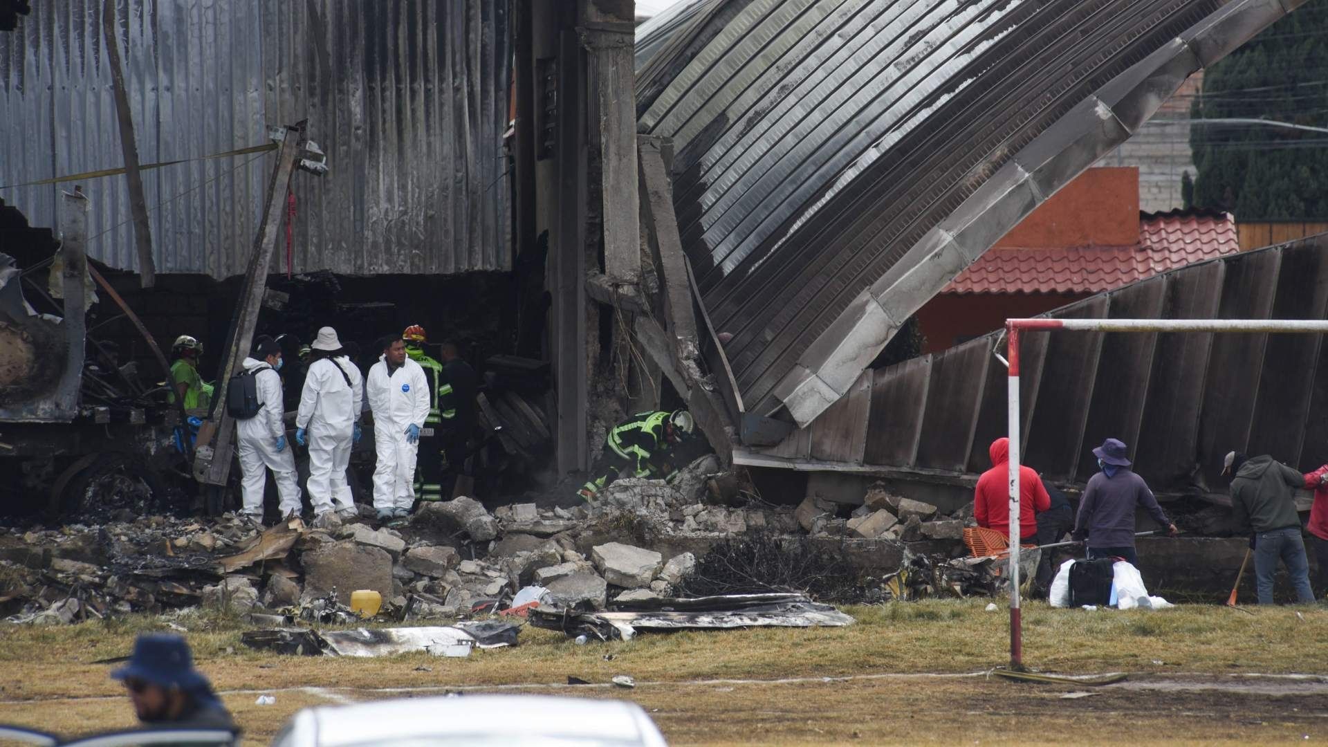 Peritos realizan diligencias el 16 de diciembre de 2025 en la zona de Toluca donde se desplomó una avioneta. Foto: Cuartoscuro