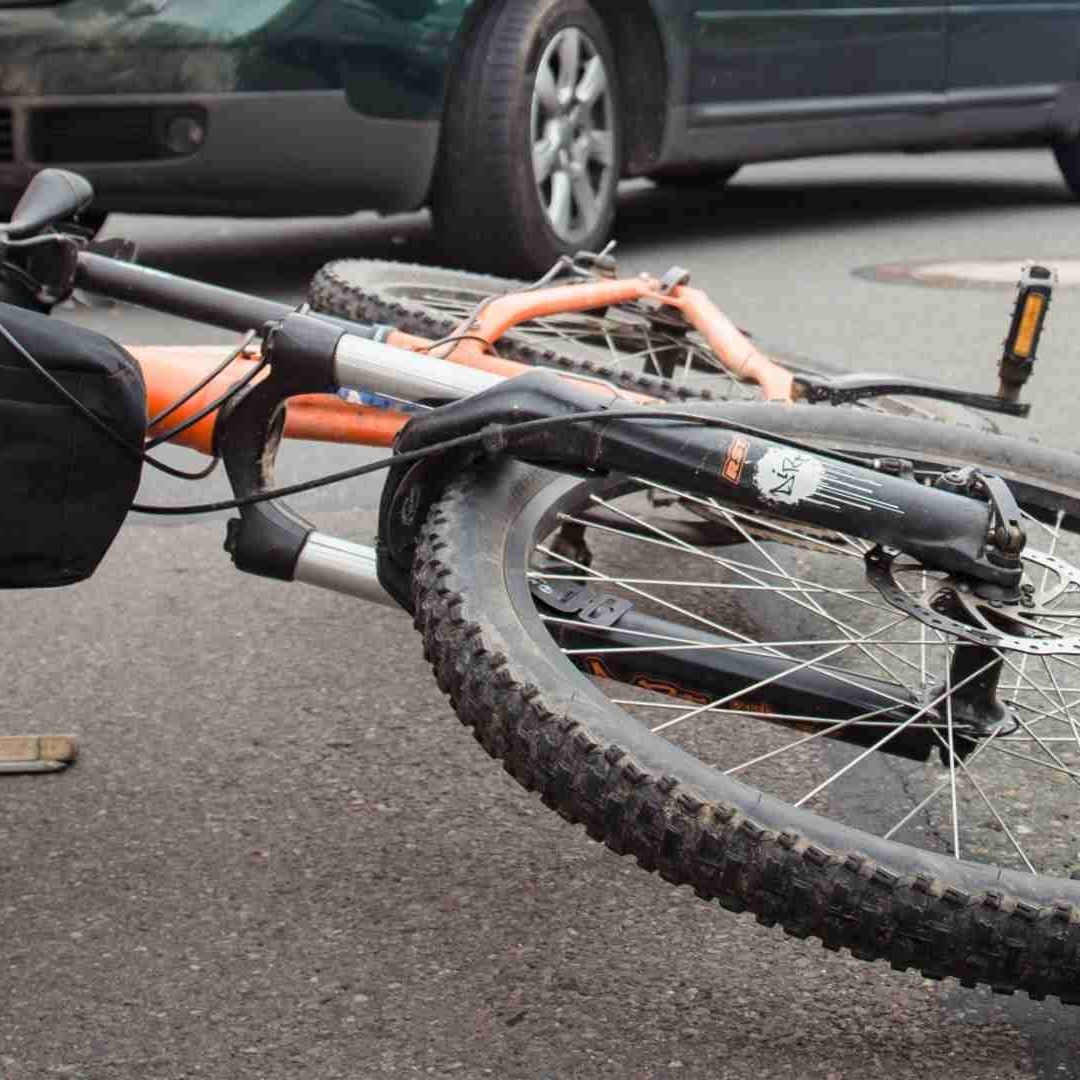 Una bicicleta en el suelo tras un accidente vial