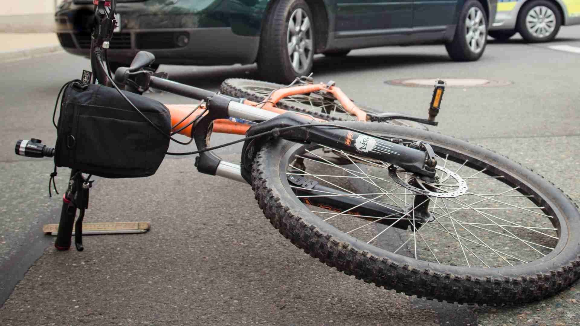 Una bicicleta en el suelo tras un accidente vial