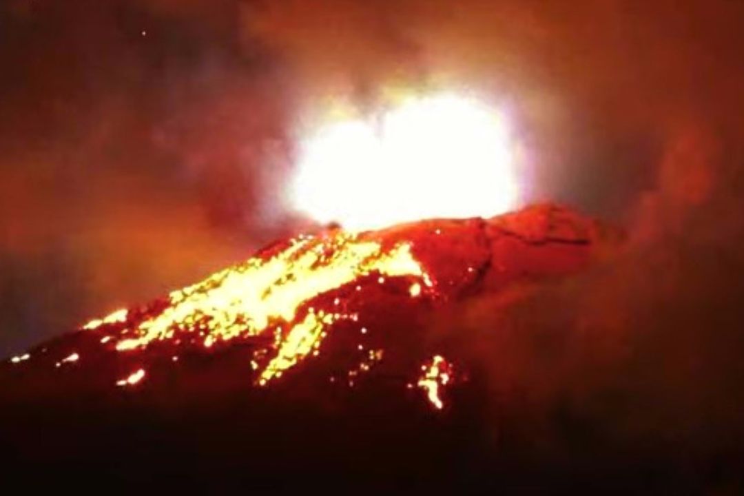 Explosiones del Popocatépetl Arrojan Material Incandescente