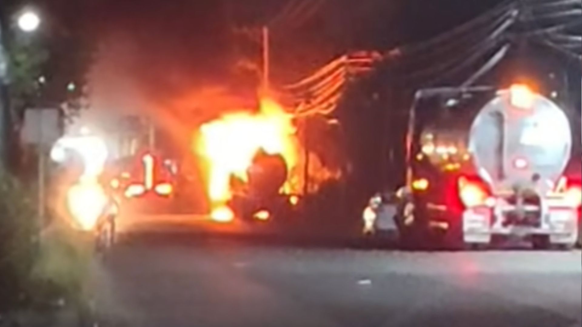 Pipa es Atacada a Balazos Provocando un Incendio Cerca de la Refinería en Salamanca, Guanajuato. Foto: N+