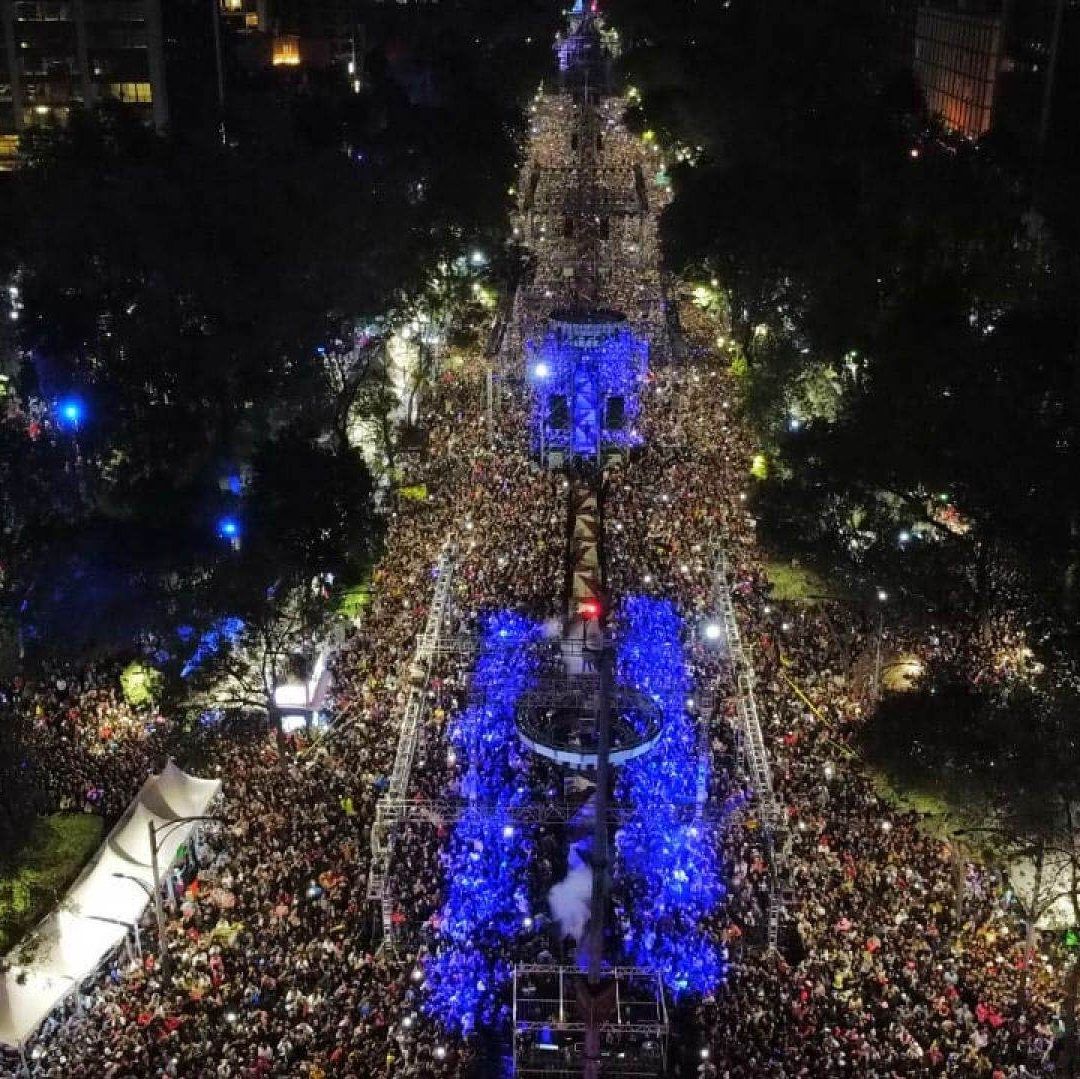 Una imagen aérea con miles de personas.