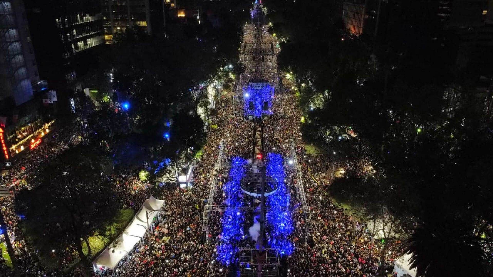 Una imagen aérea con miles de personas.