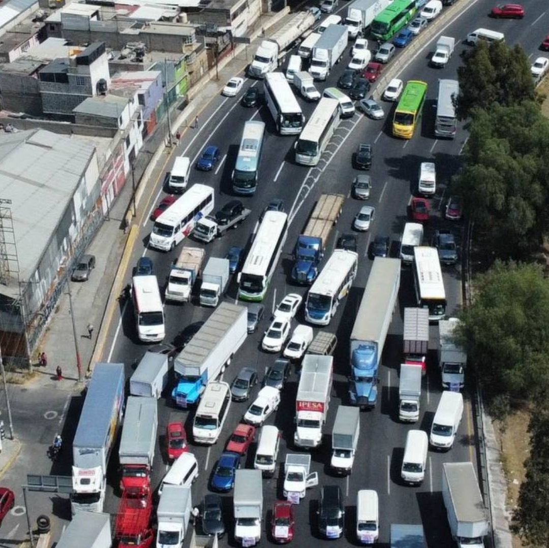 Varios carros varados.