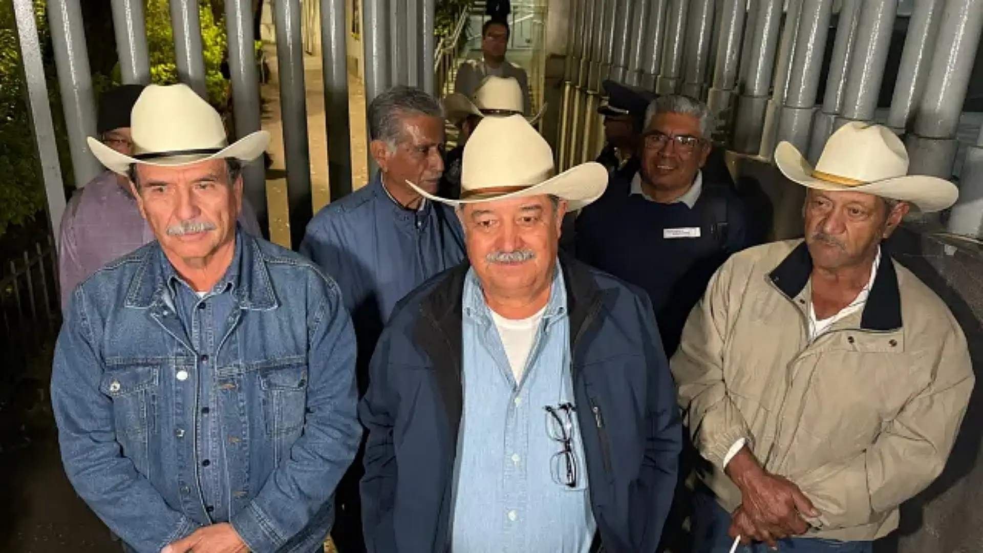 Productores del campo a su salida de la sede de Sader. Foto: N+