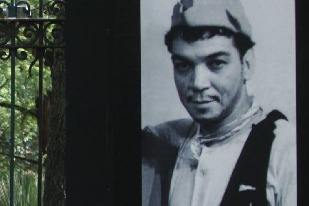 Cantinflear es una palabra creada en honor a Cantinflas y significa hablar sin decir nada