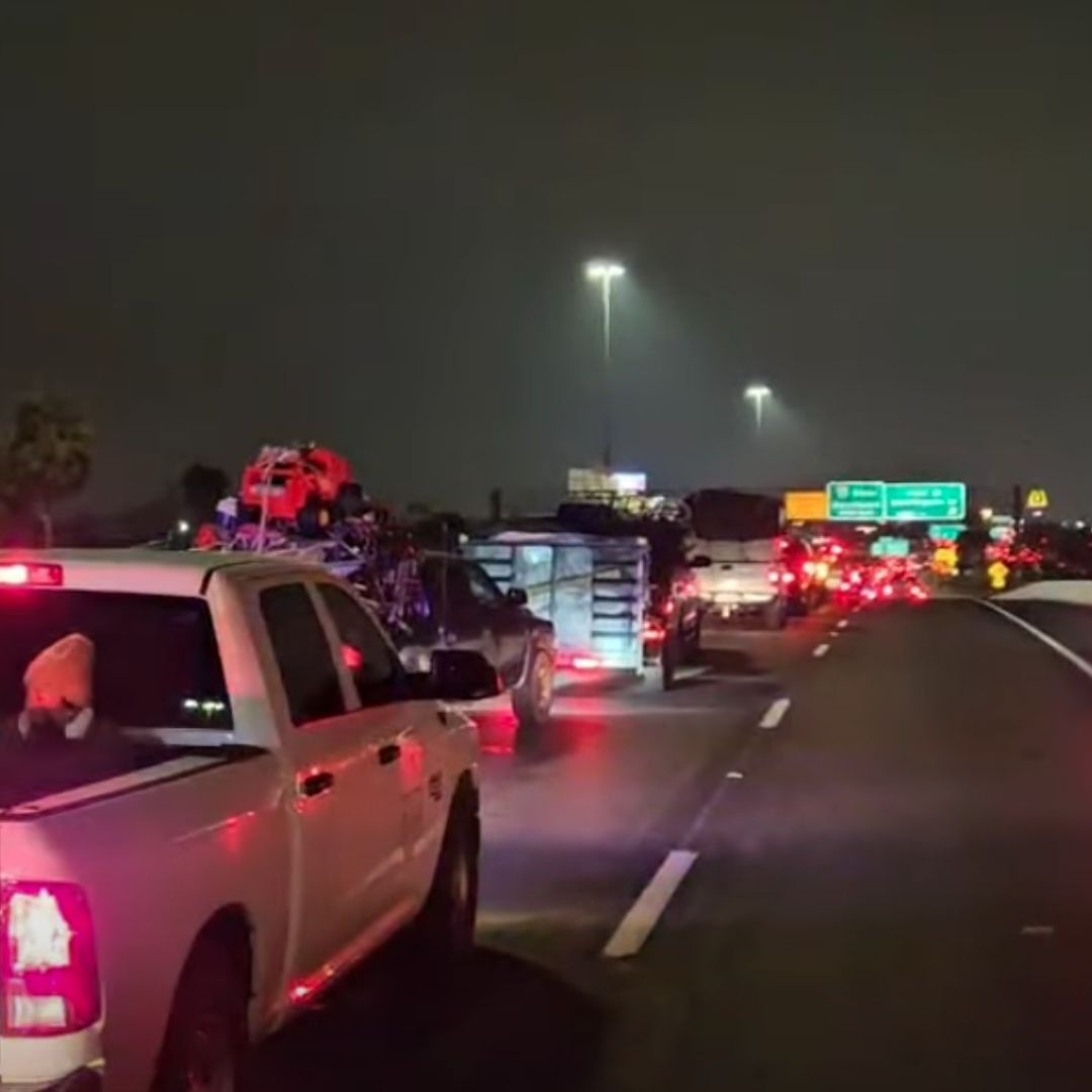 Regresan en Caravana Miles de Paisanos a México para Fiestas Decembrinas